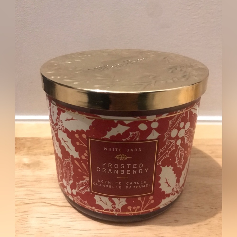 White Barn Frosted Cranberry scented candle